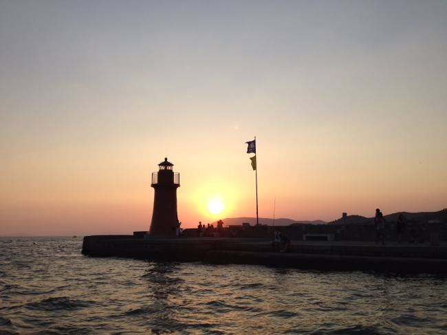 na vera e propria cartolina questa foto, che ritrae il Faro del porto di Castiglione della Pescaia in Maremma al tramonto.